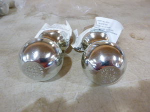 lot 14 image: 2 Valley 2 516 Tow Balls