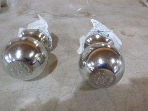 lot 17 image: 2 Valley 2 516 Tow Balls