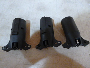 lot 132 image: 3 Adapters 7-Pin to 4-Pin