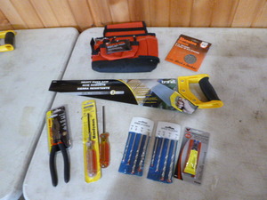 lot 178 image: Tekton Utility Tool Pouch with a Variety of Tools