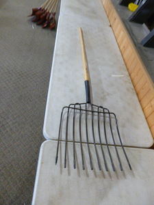 lot 212 image: Yo-Ho Bedding Fork