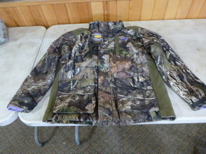 lot 216 image: Mossy Oak Yukon Gear Hunting Jacket