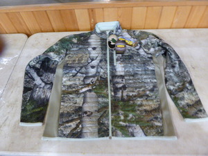 lot 217 image: Mossy Oak Yukon Gear Hunting Jacket