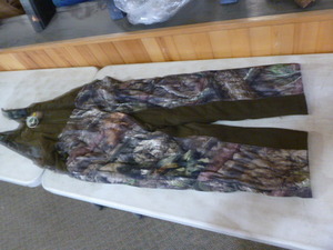 lot 219 image: Mossy Oak Yukon Gear Hunting Bibs