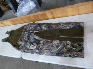 lot 220 image: Mossy Oak Yukon Gear Hunting Bibs