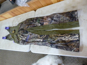 lot 221 image: Mossy Oak Yukon Gear Hunting Bibs