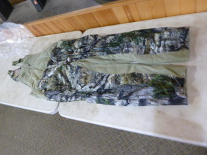 lot 222 image: Mossy Oak Yukon Gear Hunting Bibs