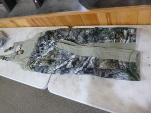 lot 224 image: Mossy Oak Yukon Gear Hunting Bibs