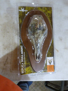 lot 244 image: Field Champ Replica Skull Mount