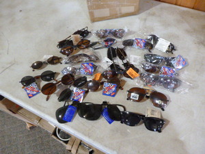 lot 322 image: Lot of Sunglasses