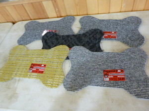 lot 328 image: 5 Pampered Pooch Food and Water Bowl Mats