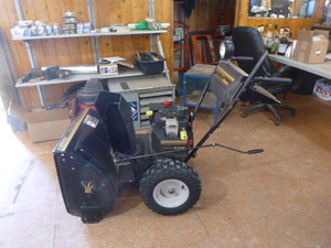 lot 1 image: Yard Machine by MTD Gold Series Snowblower