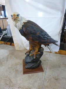 lot 373 image: Beautiful Eagle Statue