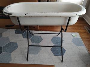lot 32 image: Antique Hungarian Bathtub