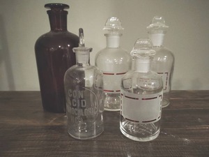 lot 122 image: Five Vintage Apothecary Jars with Lids