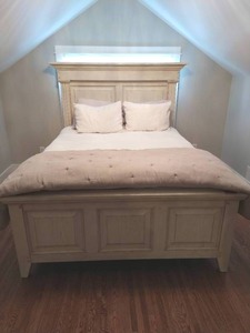 lot 50 image: Thomasville Queen Size Bed