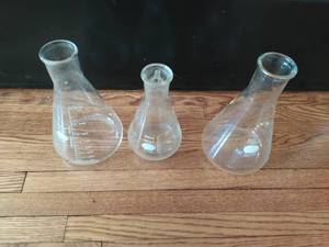lot 304 image: Beakers