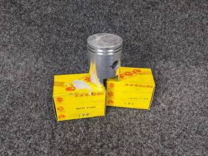 lot 17 image: Lot of (2) Suzuki Pistons Part No. 00059-61304 for 1967 Suzuki T10 NOS