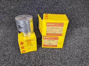 lot 23 image: Lot of (3) Suzuki Pistons Part No. 12110-18500 for 1969-72 T350 1, 2, R, J NOS