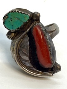 lot 13 image: Vintage Silver and Turquoise Ring