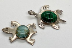 lot 20 image: Two Sterling and Turtle Figurine Brooches including a Sterling & Malachite Brooch