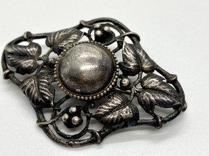 lot 24 image: Vintage Sterling Brooch