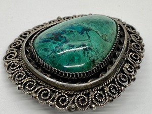 lot 22 image: Beautiful Green Stone and Silver Brooch