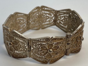 lot 31 image: Vintage Filagree Design Bracelet