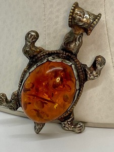 lot 35 image: Exquisite Turtle Figurine Silver and Amber Brooch