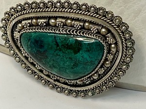 lot 49 image: Beautiful Silver and Green Stone Brooch