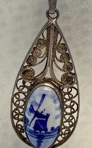 lot 58 image: Lovely Vintage Delft Necklace