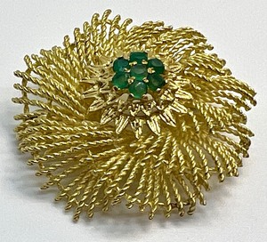 lot 63 image: Dazzling 18K and Emerald Intricate Brooch