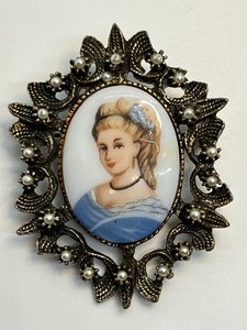 lot 65 image: Lovely Vintage Portrait Brooch