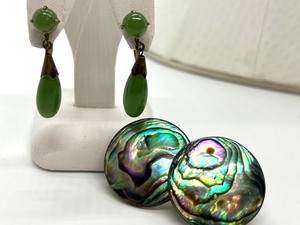 lot 66 image: Vintage Screw Back Japanese Jade Drop Down Earrings & Vintage Mother of Pearl Screw Back Earrings