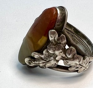 lot 82 image: Vintage Silver and Agate Ring