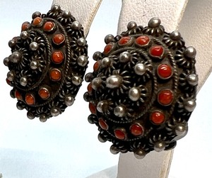 lot 83 image: Vintage Etruscan Ball Screw Back Earrings and Vintage Unique Clip Earrings