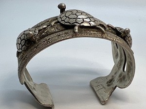 lot 95 image: Amazing Vintage Silver Turtle Figurine Cuff Bracelet