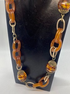 lot 107 image: Fun Vintage Bakelite Necklace