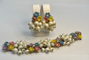 lot 104 image: Beautiful Costume Jewelry Bracelet and Matching Earrings Set