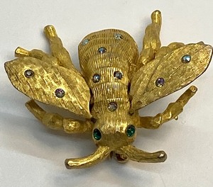 lot 103 image: Vintage Articulated Gold Tone Bee Brooch