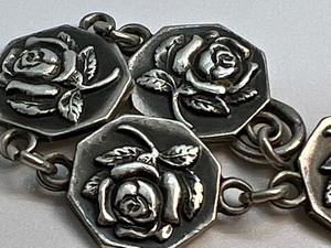 lot 114 image: Lovely Vintage Sterling Rose Motif Bracelet