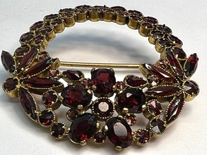 lot 124 image: Circular Garnet and Gold Tone Brooch