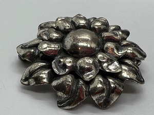 lot 120 image: Vintage Sterling Floral Brooch