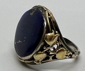 lot 122 image: Vintage Beautiful Sterling and 10k Lapis Ring