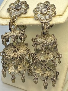 lot 128 image: Three Pairs Vintage Dangle Screw Back Earrings and Filagree Pin