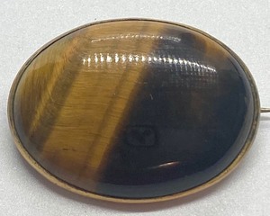 lot 137 image: Vintage Tigers Eye Brooch