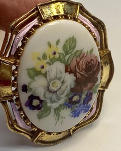 lot 138 image: Beautiful Vintage Floral Painted Brooch