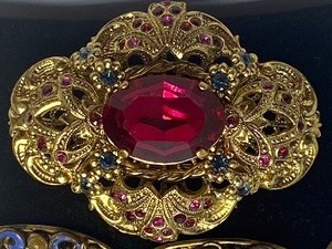 lot 140 image: Vintage Sparkles