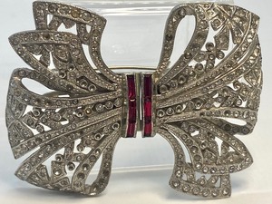 lot 143 image: Beautiful Rhinestone Vintage Brooch or Buckle