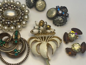 lot 144 image: Variety of Vintage Costume Jewelry
